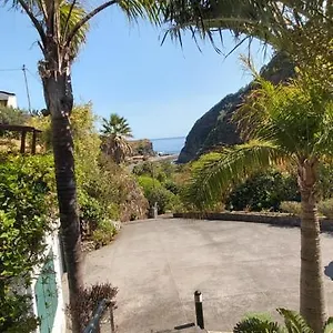 Paraiso Resiliente Farma Santana (Madeira)
